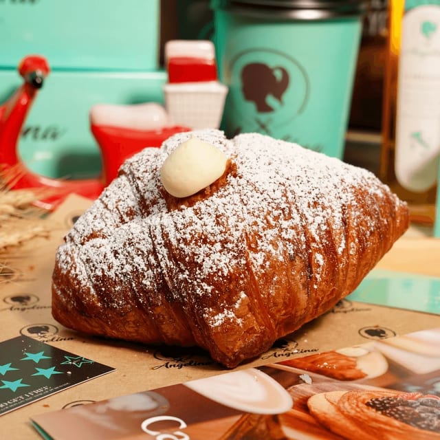 Chantilly Croissant.